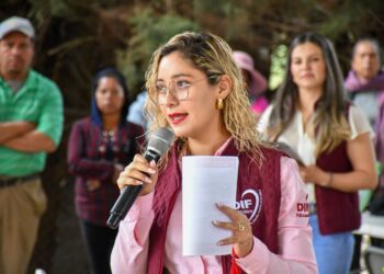 Entrega Andrea Rodríguez apoyos y servicios en comunas de Pátzcuaro
