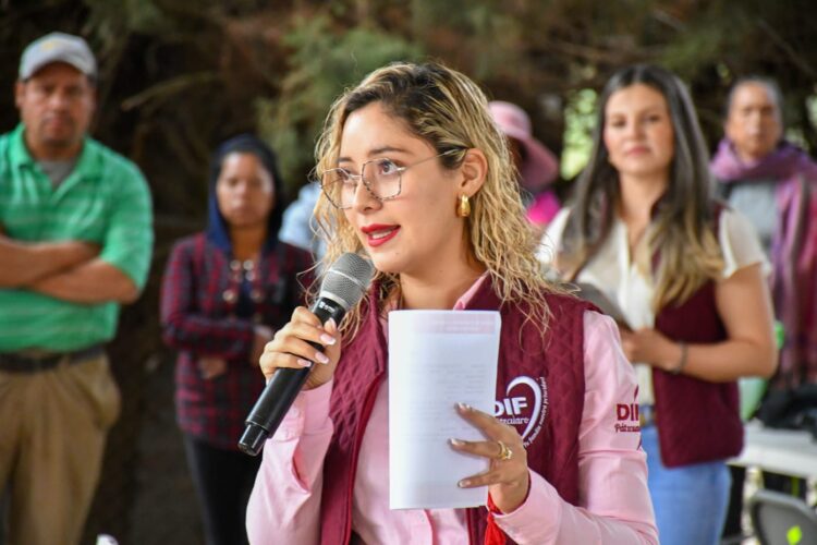Entrega Andrea Rodríguez apoyos y servicios en comunas de Pátzcuaro