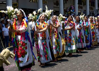 Con música, color y tradición, se vivió el desfile de artesanos en Uruapan