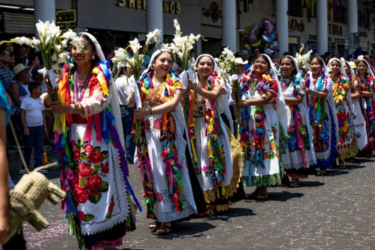 Con música, color y tradición, se vivió el desfile de artesanos en Uruapan