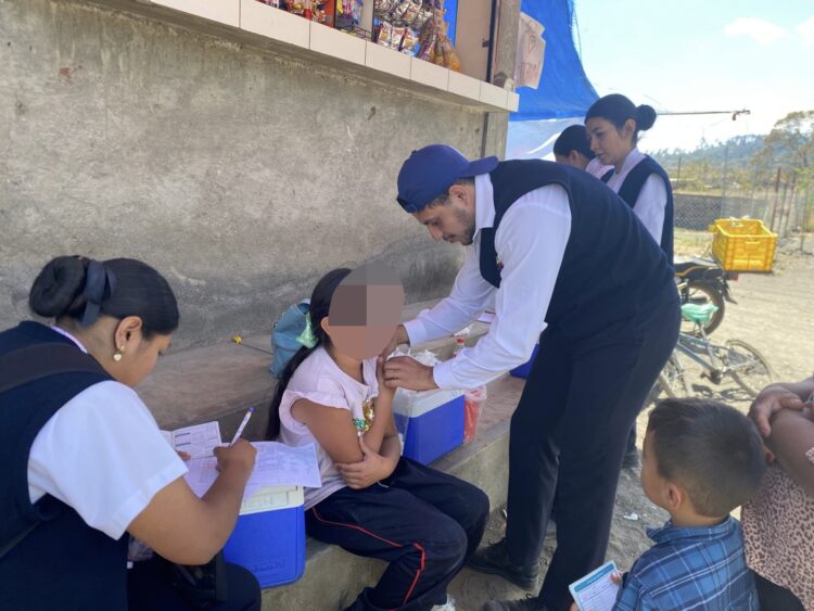 Intensifican jornada de vacunación en diversos puntos de Uruapan