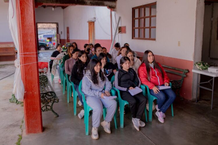 Impulsa Dayana Pérez capacitación para mujeres en Zirahuén