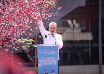 Uruapan vuela alto; inaugura Bedolla primer teleférico de Michoacán