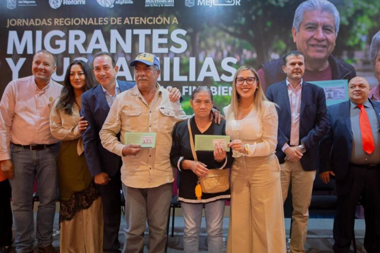 Fortalece Dayana Pérez vínculos familiares con entrega de visas en Salvador Escalante
