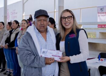 Presente Dayana Pérez en entrega de tarjetas del bienestar en Salvador Escalante