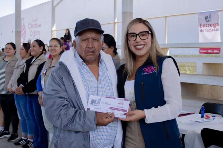 Presente Dayana Pérez en entrega de tarjetas del bienestar en Salvador Escalante