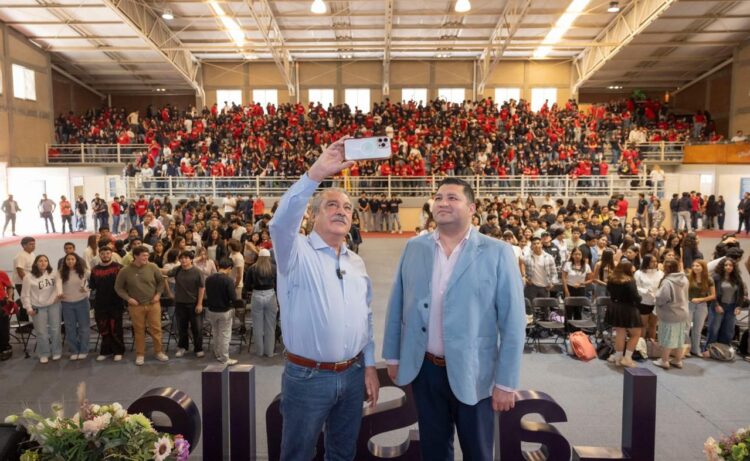 Fortalecer becas y programas de estudio, compromisos de Morón con universitarios
