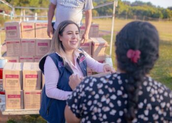 Entrega Dayana Pérez balastre y despensas a comunidades