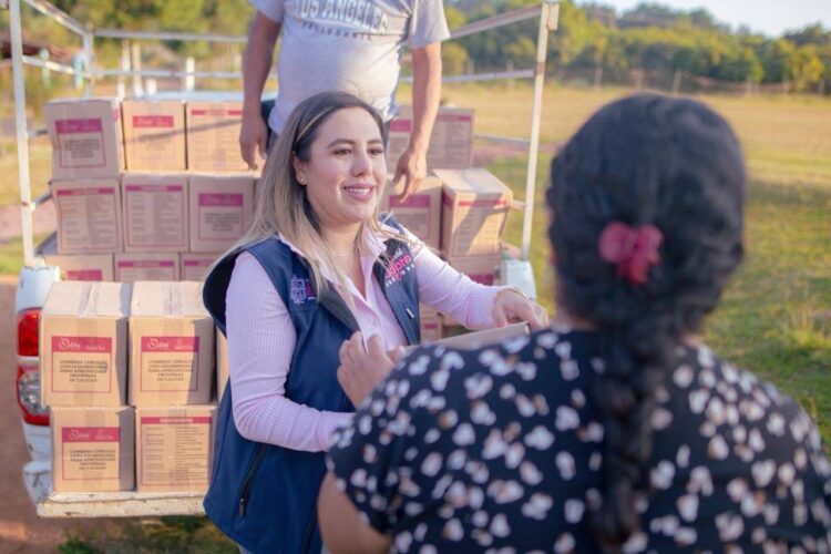 Entrega Dayana Pérez balastre y despensas a comunidades