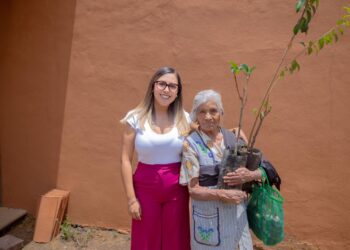Refuerza Dayana Pérez el campo con entrega de árboles frutales