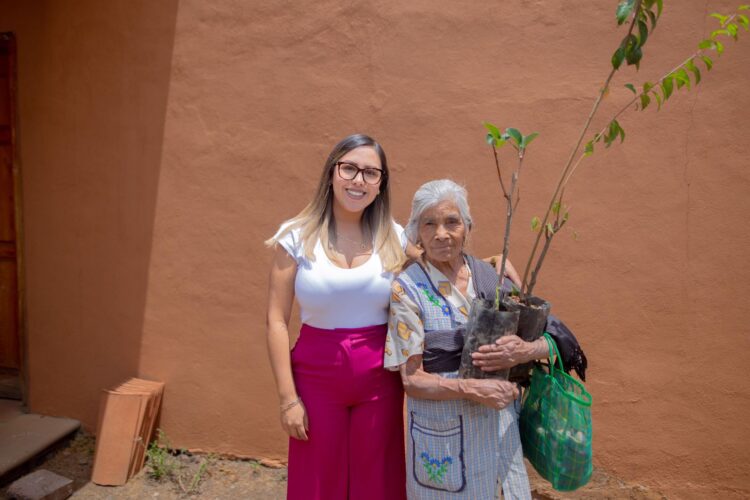 Refuerza Dayana Pérez el campo con entrega de árboles frutales