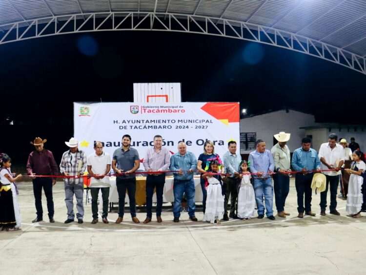 Inaugura Fuerte García techumbre en comunidad de Tacámbaro