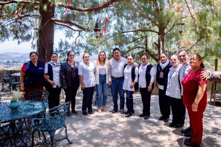 Reconoce Dayana Pérez labor de enfermería en Salvador Escalante