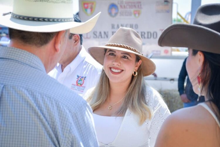 Apoya Dayana Pérez a ganaderos de Salvador Escalante en Expo Ganadera Michoacán 2026