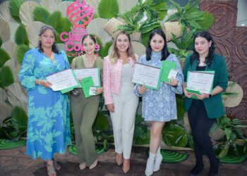 Reconoce Dayana Pérez vocación y entrega del magisterio de Salvador Escalante