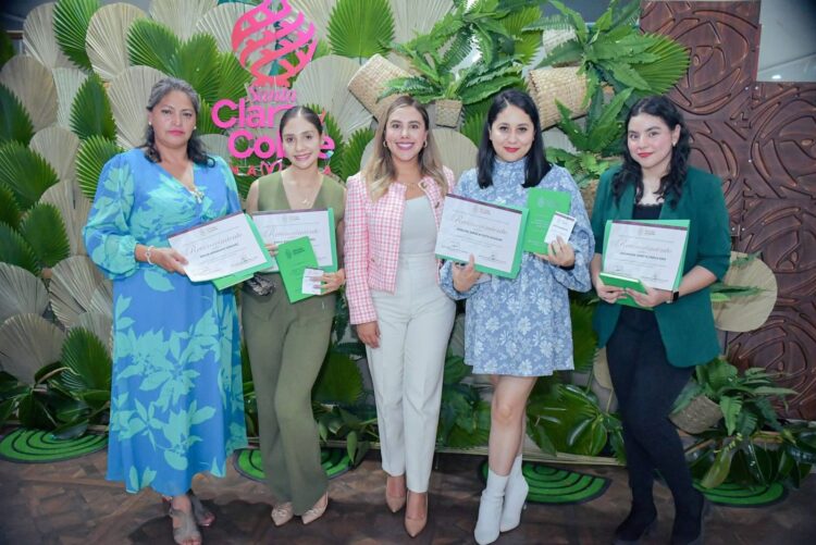 Reconoce Dayana Pérez vocación y entrega del magisterio de Salvador Escalante