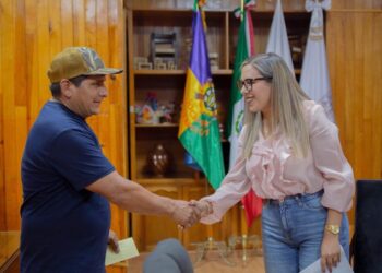 Reafirma Dayana Pérez apoyo directo a familias de Salvador Escalante