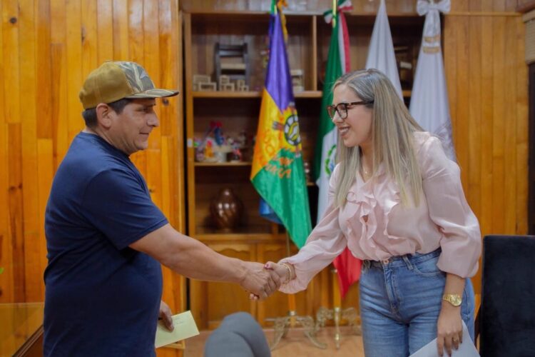 Reafirma Dayana Pérez apoyo directo a familias de Salvador Escalante