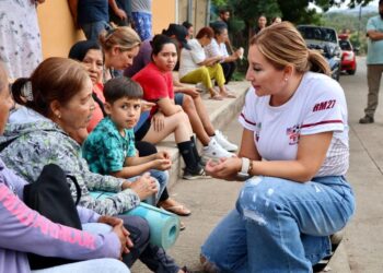 Sólo Blanca Lara ha recorrido 300 colonias de Uruapan para entregar apoyos sociales