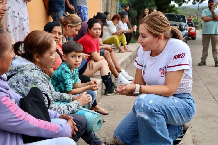 Sólo Blanca Lara ha recorrido 300 colonias de Uruapan para entregar apoyos sociales