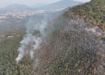 Pátzcuaro no se rinde al fuego; incendio en Estribo Grande controlado al 80%