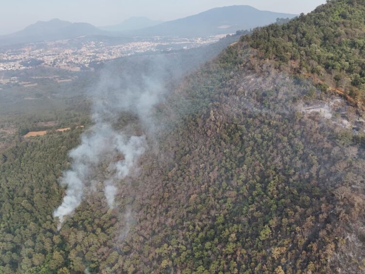 Pátzcuaro no se rinde al fuego; incendio en Estribo Grande controlado al 80%
