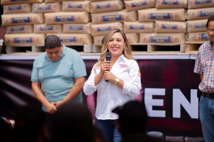 Apoya Dayana Pérez a 200 familias de Salvador Escalante para mejorar sus viviendas