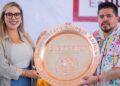 Entrega Dayana Pérez tarjetas para La Escuela es Nuestra en Salvador Escalante