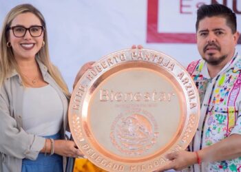 Entrega Dayana Pérez tarjetas para La Escuela es Nuestra en Salvador Escalante