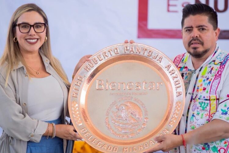 Entrega Dayana Pérez tarjetas para La Escuela es Nuestra en Salvador Escalante