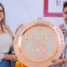 Entrega Dayana Pérez tarjetas para La Escuela es Nuestra en Salvador Escalante