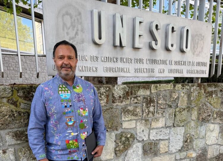 Posciona Julio Arreola a Pátzcuaro ante la UNESCO en París