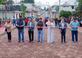 Entrega Dayana Pérez adoquinamiento de calle Tenazas en Salvador Escalante