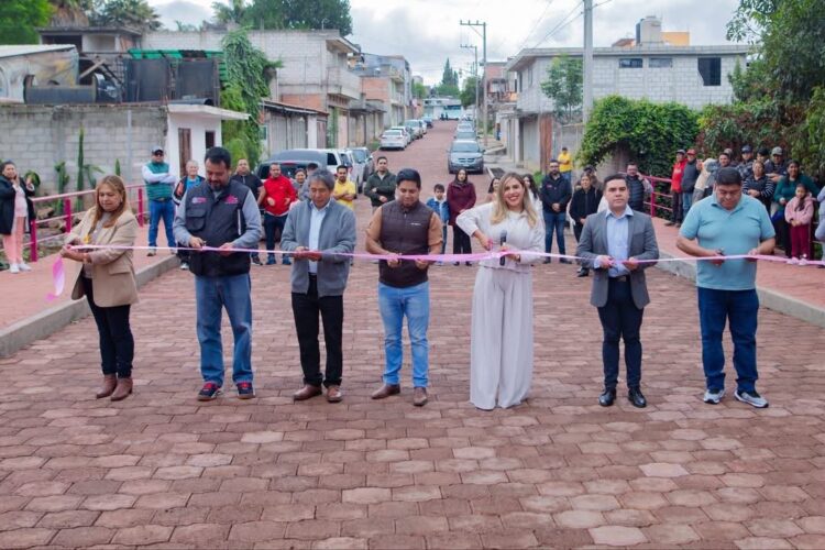 Entrega Dayana Pérez adoquinamiento de calle Tenazas en Salvador Escalante