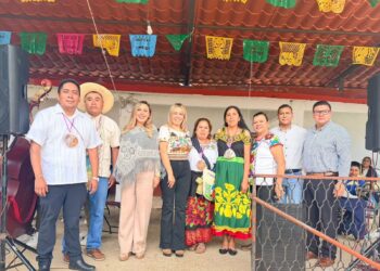 Asiste Dayana Pérez a Corpus Christi y torneo de básquetbol en Ichupio