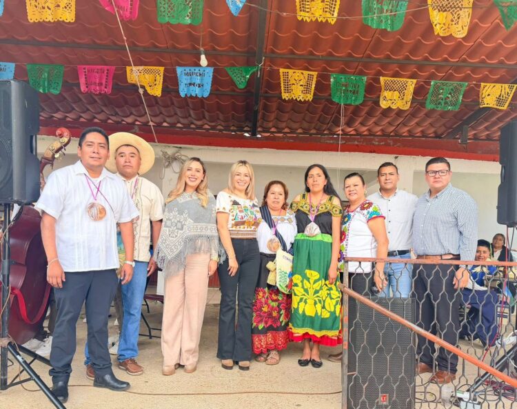 Asiste Dayana Pérez a Corpus Christi y torneo de básquetbol en Ichupio