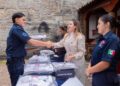 Entrega Dayana Pérez uniformes a Protección Civil de Salvador Escalante