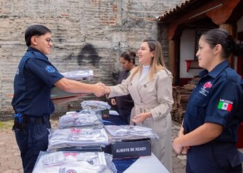 Entrega Dayana Pérez uniformes a Protección Civil de Salvador Escalante