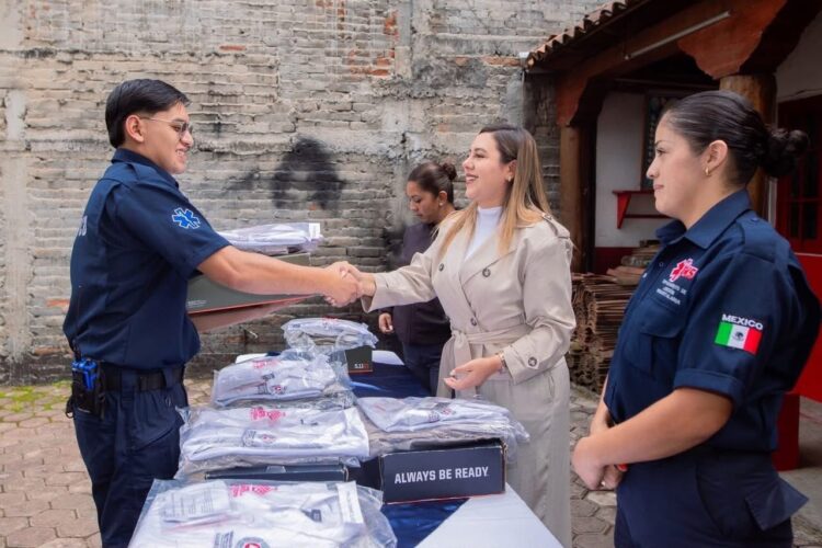 Entrega Dayana Pérez uniformes a Protección Civil de Salvador Escalante