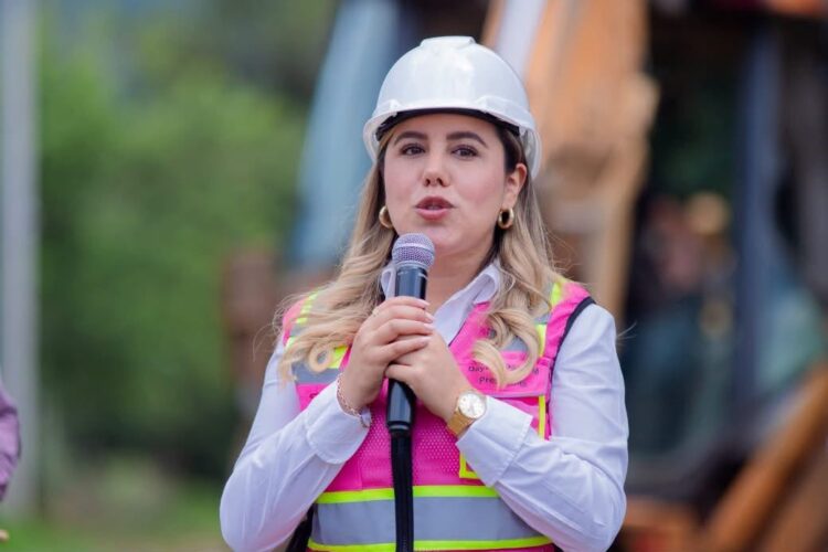 Inicia Dayana Pérez adoquinamiento vial al Panteón 3 en Salvador Escalante