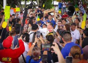 Torres Piña recorre Tierra Caliente; dialoga con productores