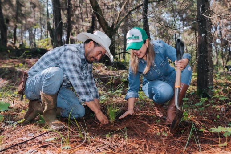 Apoyan Dayana Pérez y ejidatarios campaña Reforestando Salvador Escalante