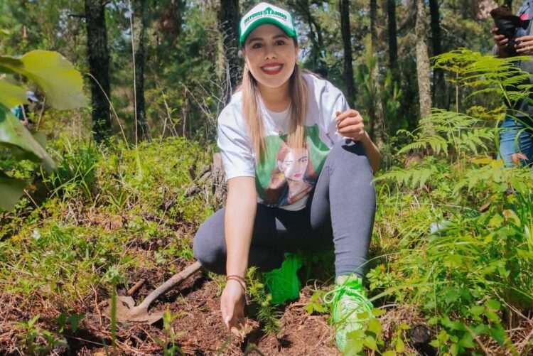 Reforesta Dayana Pérez en Agua Verde para cuidar bosques de Salvador Escalante