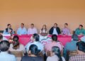 Dialoga Dayana Pérez con artesanas y artesanos por Feria Nacional del Cobre