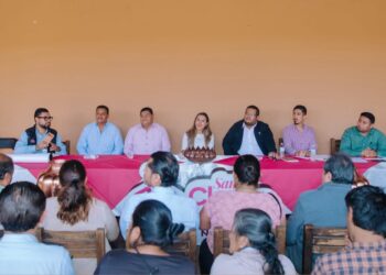 Dialoga Dayana Pérez con artesanas y artesanos por Feria Nacional del Cobre