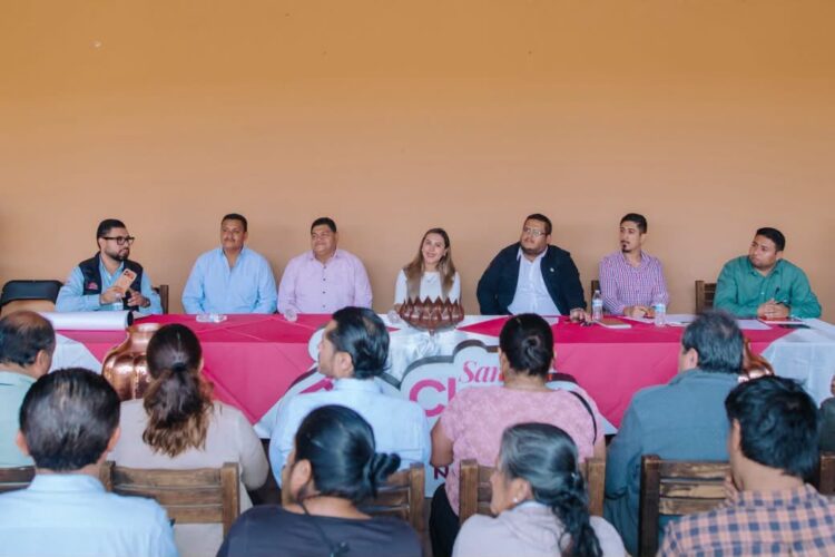 Dialoga Dayana Pérez con artesanas y artesanos por Feria Nacional del Cobre