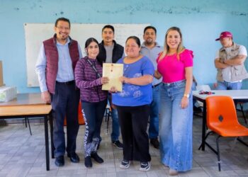 Entrega Dayana Pérez apoyo para techumbre en primaria Benito Juárez de Irícuaro