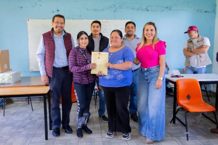 Entrega Dayana Pérez apoyo para techumbre en primaria Benito Juárez de Irícuaro