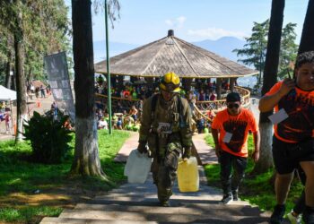 Reconoce edil Julio Arreola labor de bomberos durante el Reto Estribo 2026