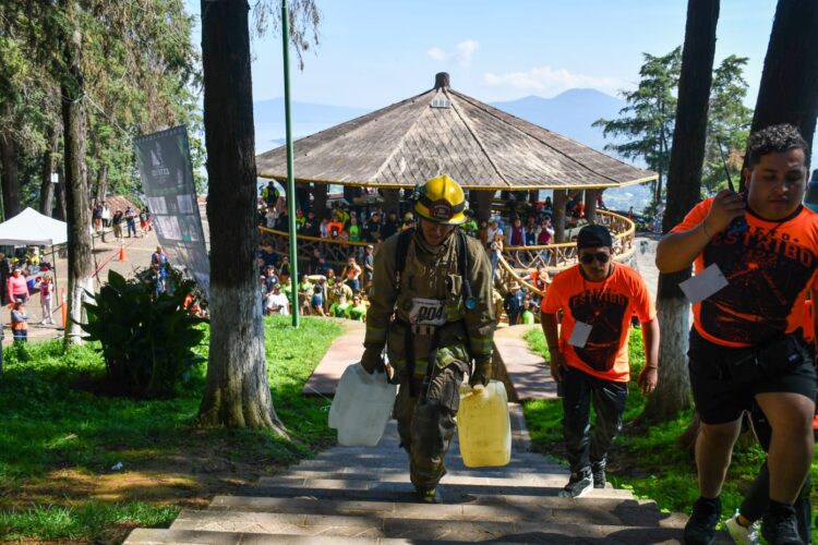 Reconoce edil Julio Arreola labor de bomberos durante el Reto Estribo 2026